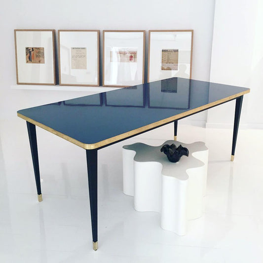 Table Juliette rectangulaire avec pieds coniques brillants et détails en laiton