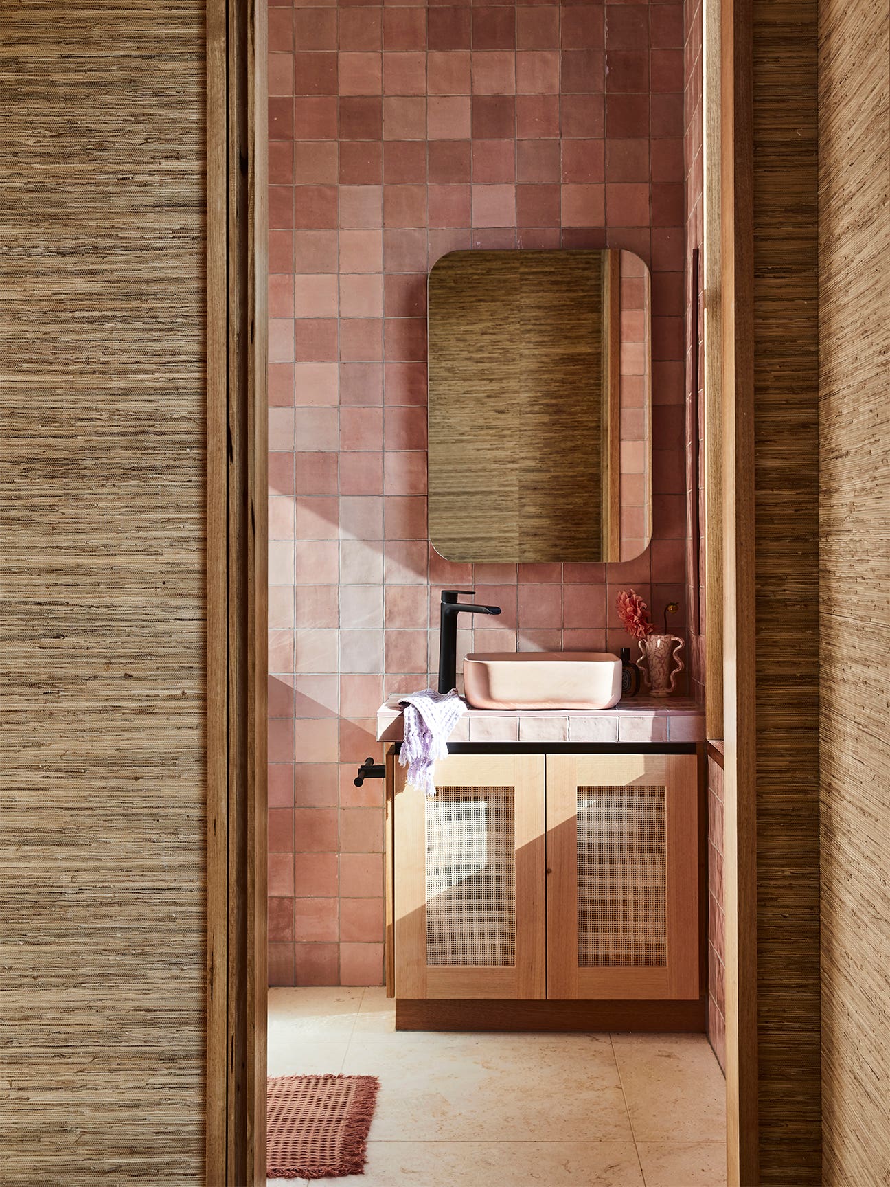 Miroir rectangulaire classique contemporain avec cadre en laiton ou en acier