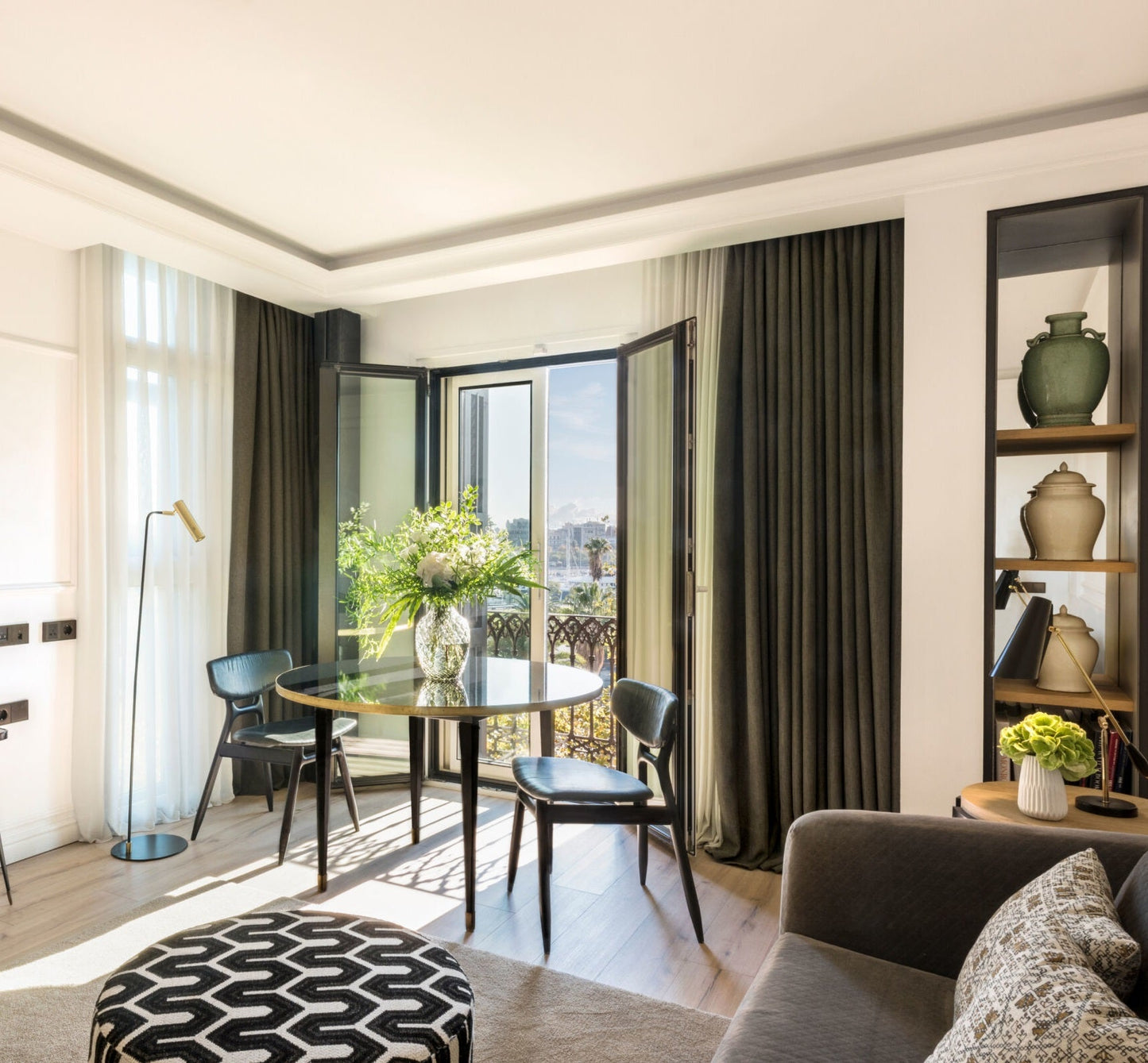 Table ronde Juliette avec pieds coniques brillants et détails en laiton