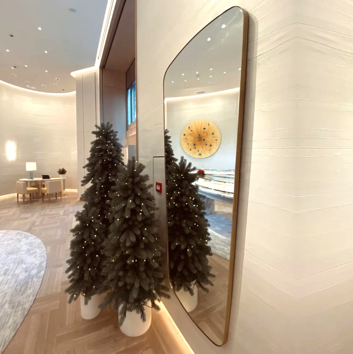 Miroir pivotant Silhouette Trapezio Vintage avec cadre en laiton gravé