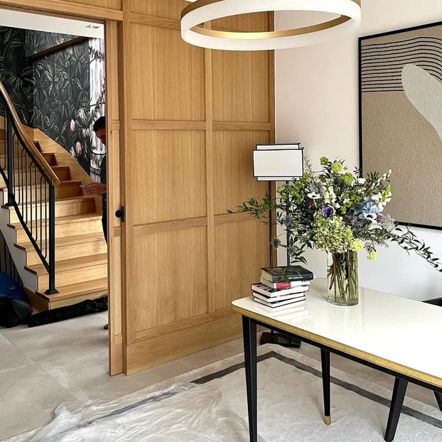 Console de la collection Julieta avec détails personnalisables en laiton d'inspiration années 50