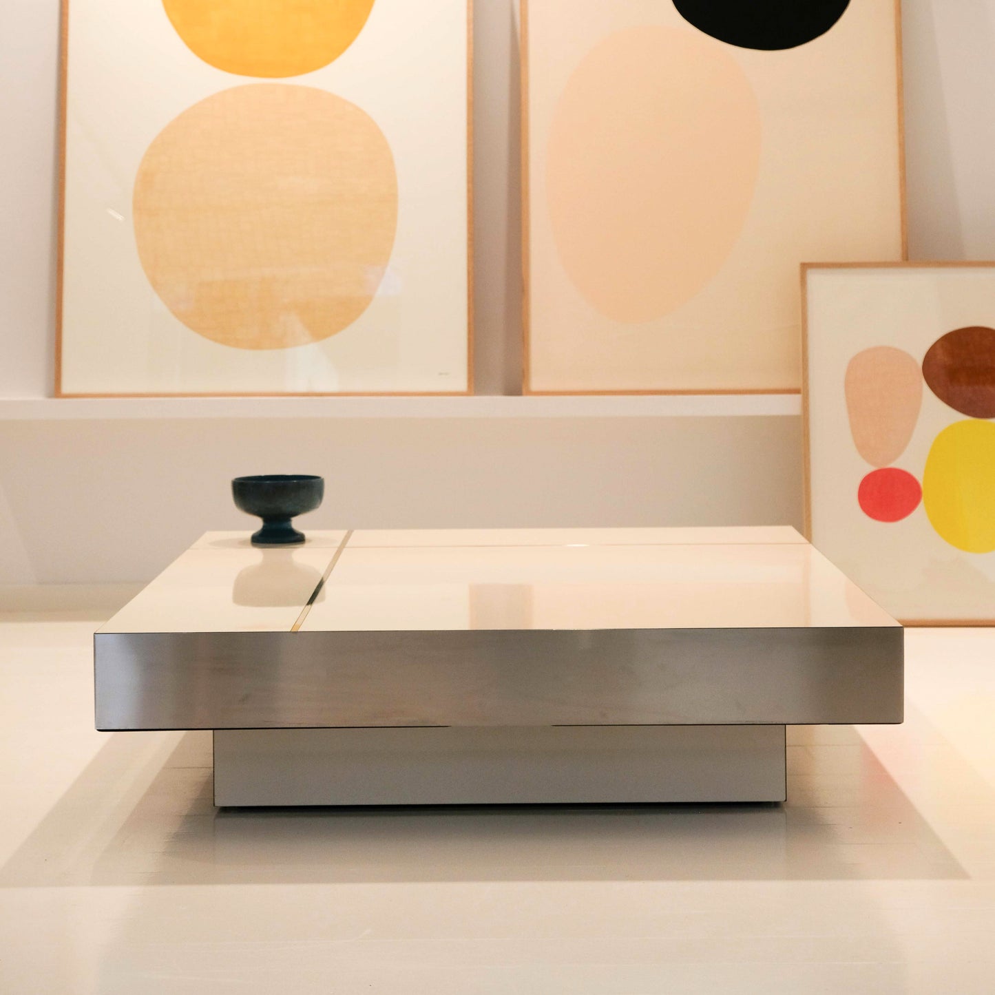 Table basse Malibu Stratifié brillant et laiton Inspiration années 70