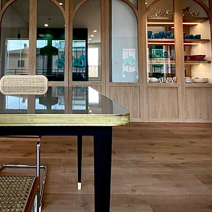 Table Juliette carrée avec pieds coniques brillants et détails en laiton