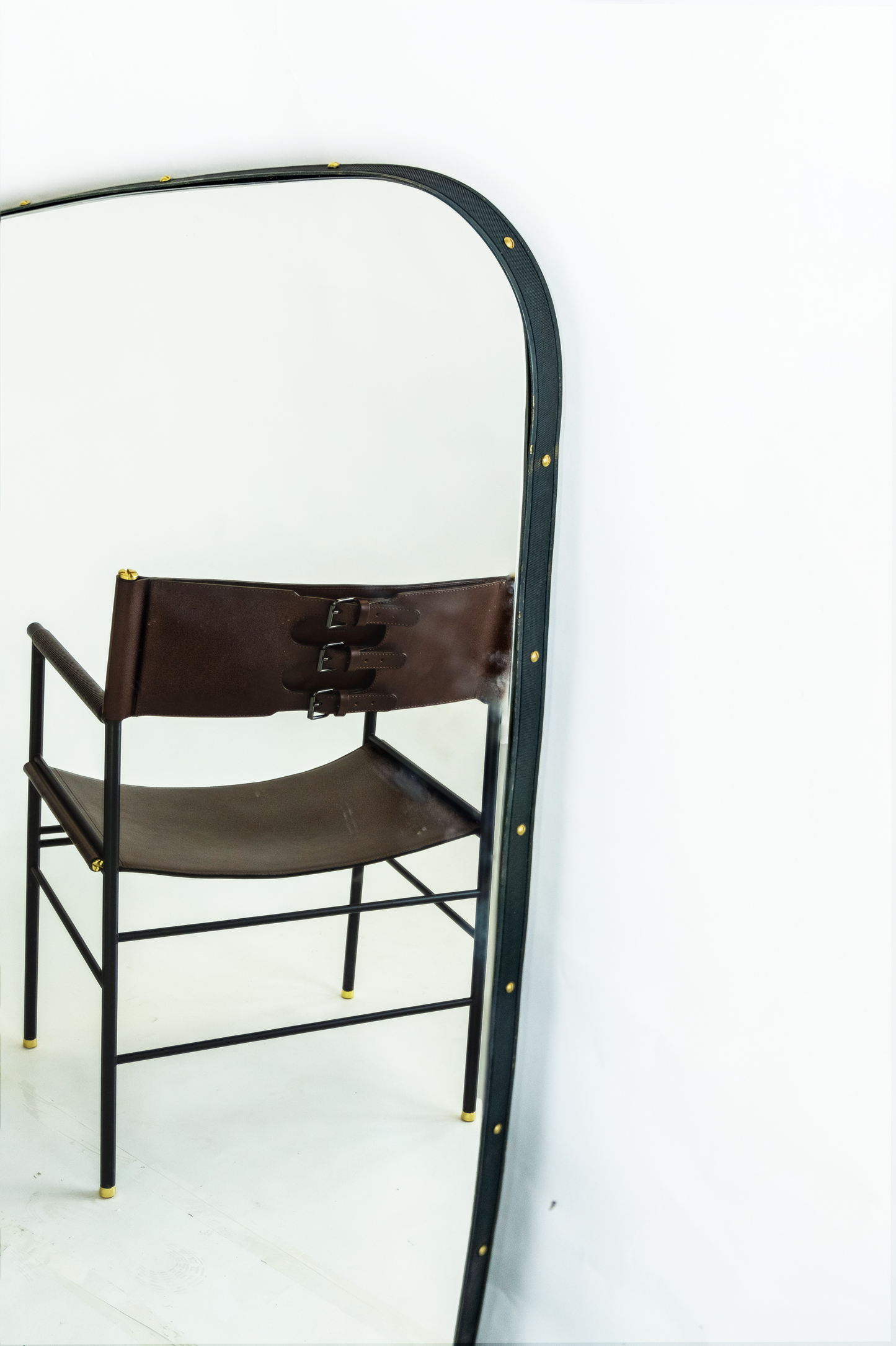 Miroir pivotant Silhouette Trapezio Vintage avec cadre en laiton gravé