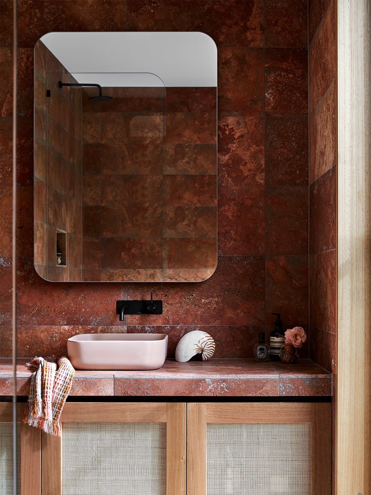 Miroir rectangulaire classique contemporain avec cadre en laiton ou en acier