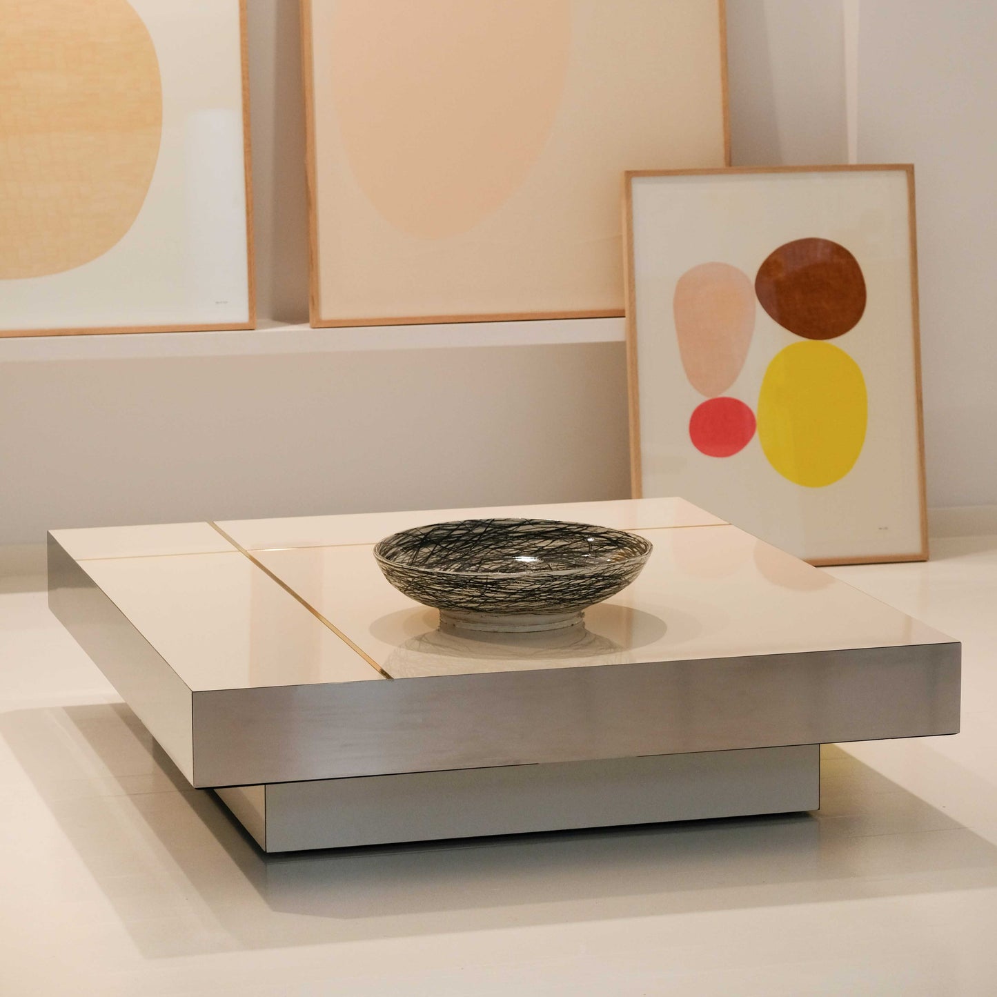 Table basse Malibu Stratifié brillant et laiton Inspiration années 70