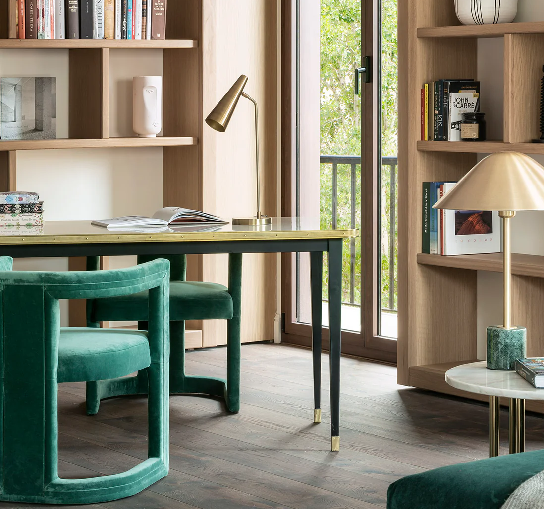 Console de la collection Julieta avec détails personnalisables en laiton d'inspiration années 50