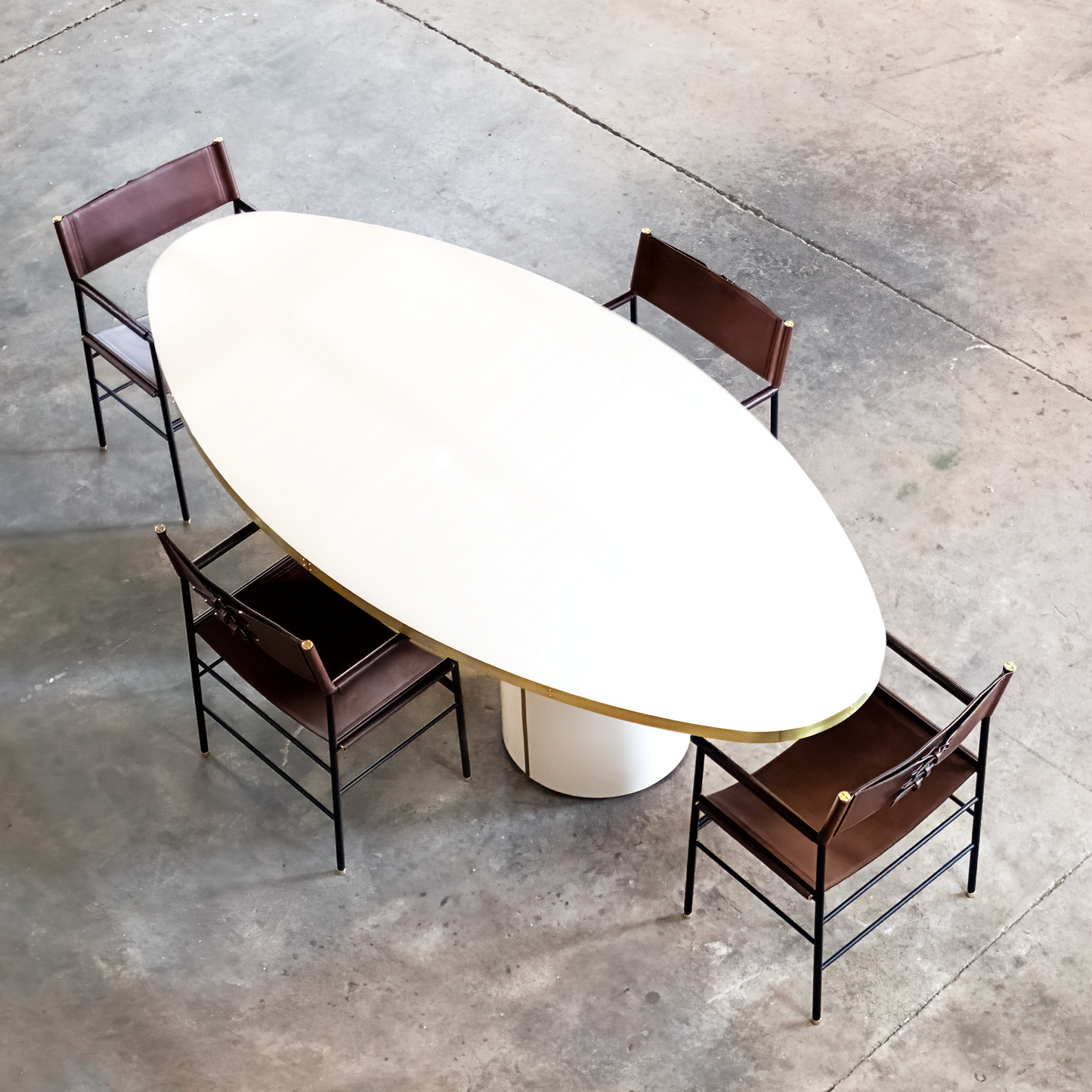 Tables de travail personnalisées en stratifié brillant et accents métalliques