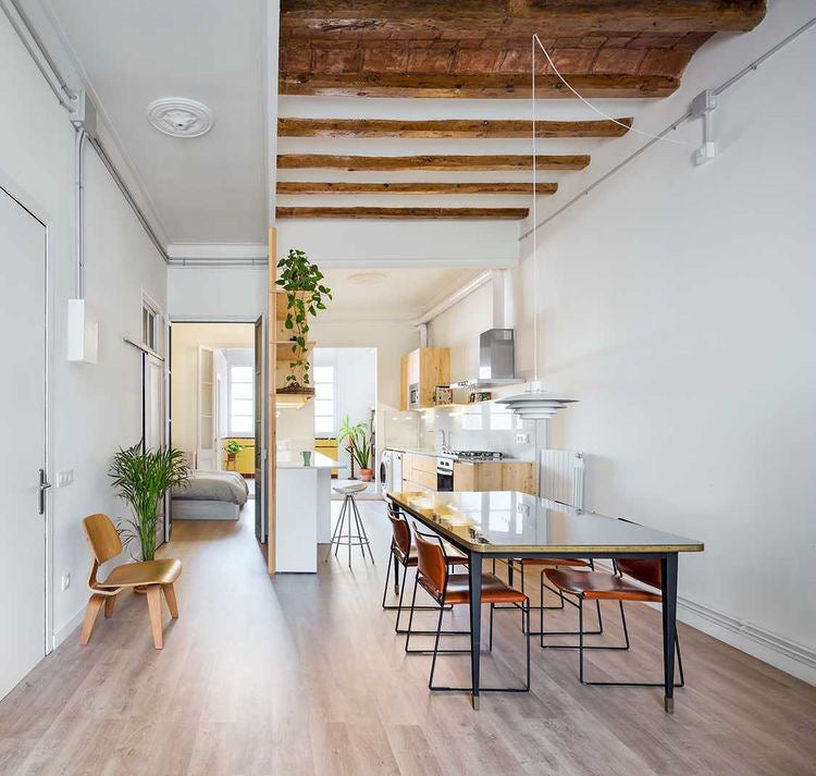 Table Juliette rectangulaire avec pieds coniques brillants et détails en laiton