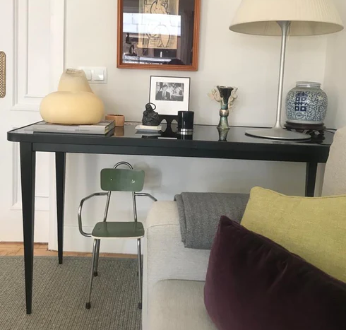 Console de la collection Julieta avec détails personnalisables en laiton d'inspiration années 50