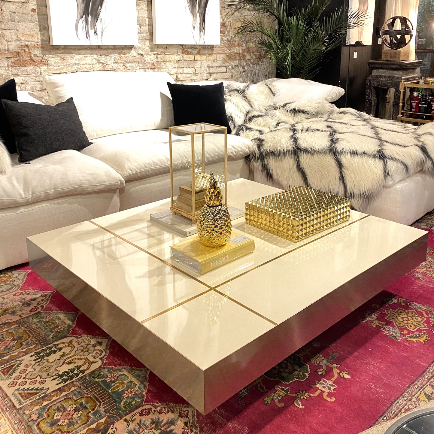 Table basse Malibu Stratifié brillant et laiton Inspiration années 70