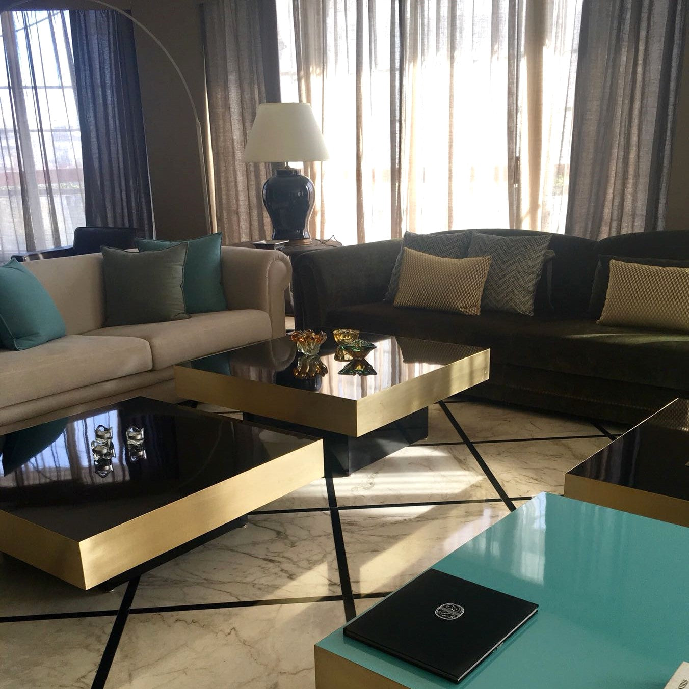 Table basse Malibu Stratifié brillant et laiton Inspiration années 70