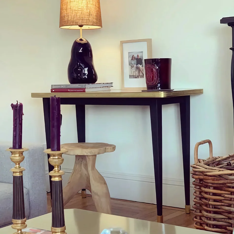 Console de la collection Julieta avec détails personnalisables en laiton d'inspiration années 50