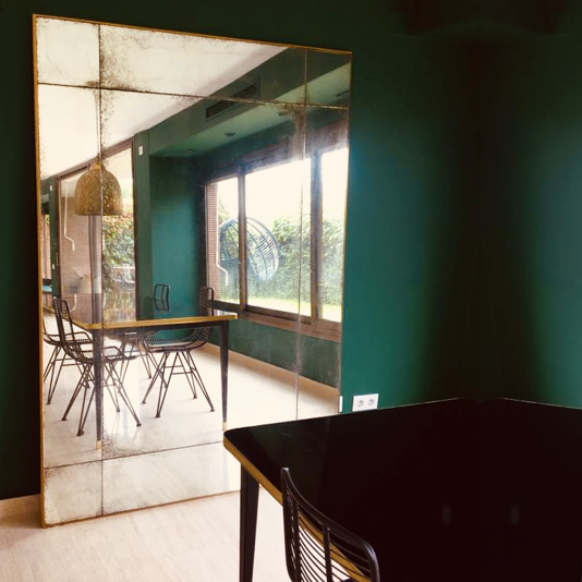 Miroir Prusse de style classique avec cadre en laiton personnalisable