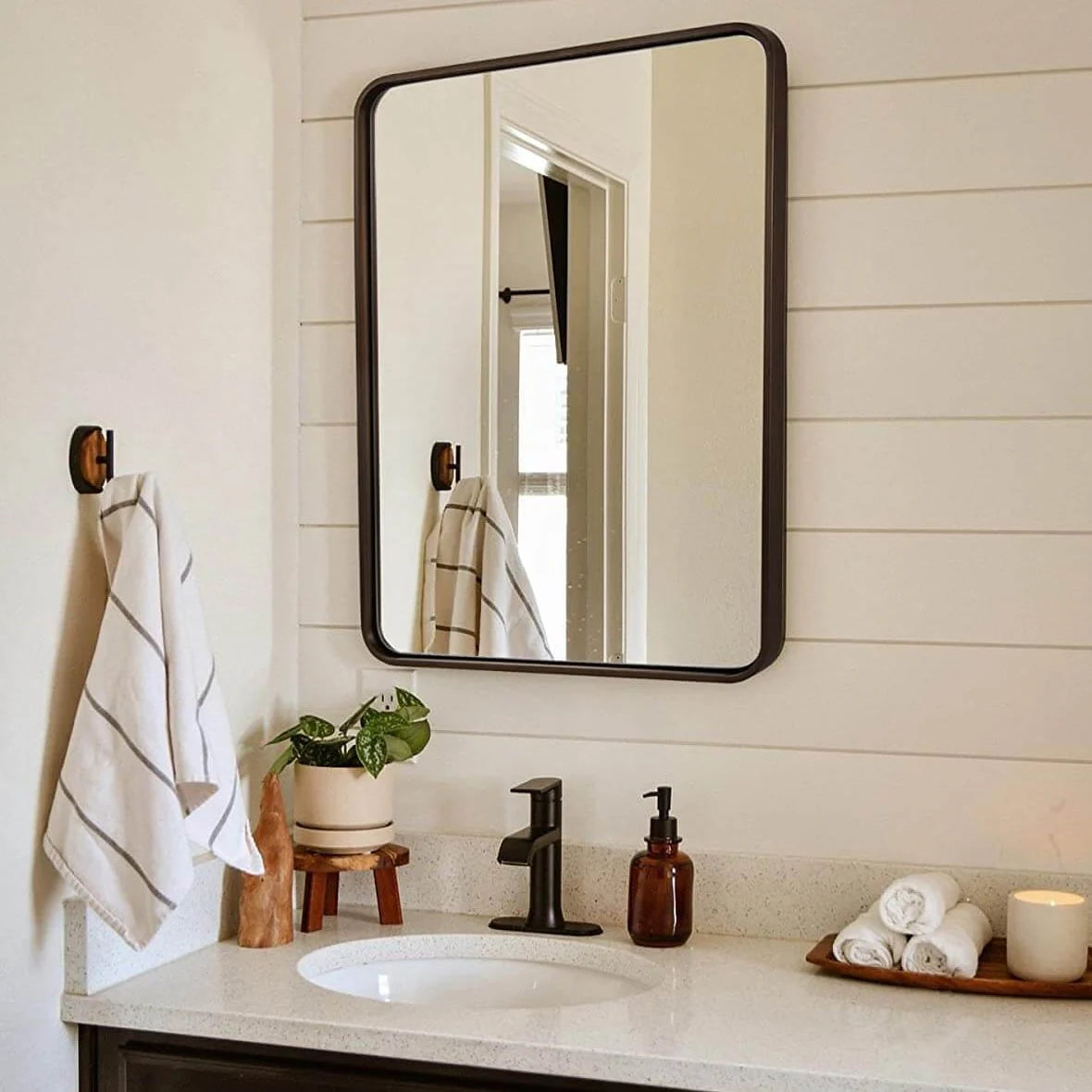 Miroir rectangulaire classique contemporain avec cadre en laiton ou en acier