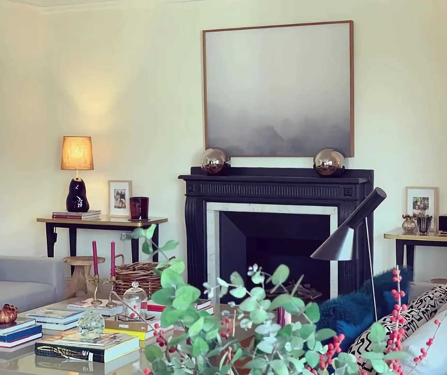 Console de la collection Julieta avec détails personnalisables en laiton d'inspiration années 50