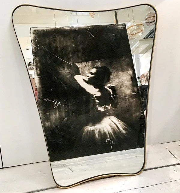 Miroir pivotant Minnie d'inspiration rétro avec cadre en laiton, dimensions flexibles