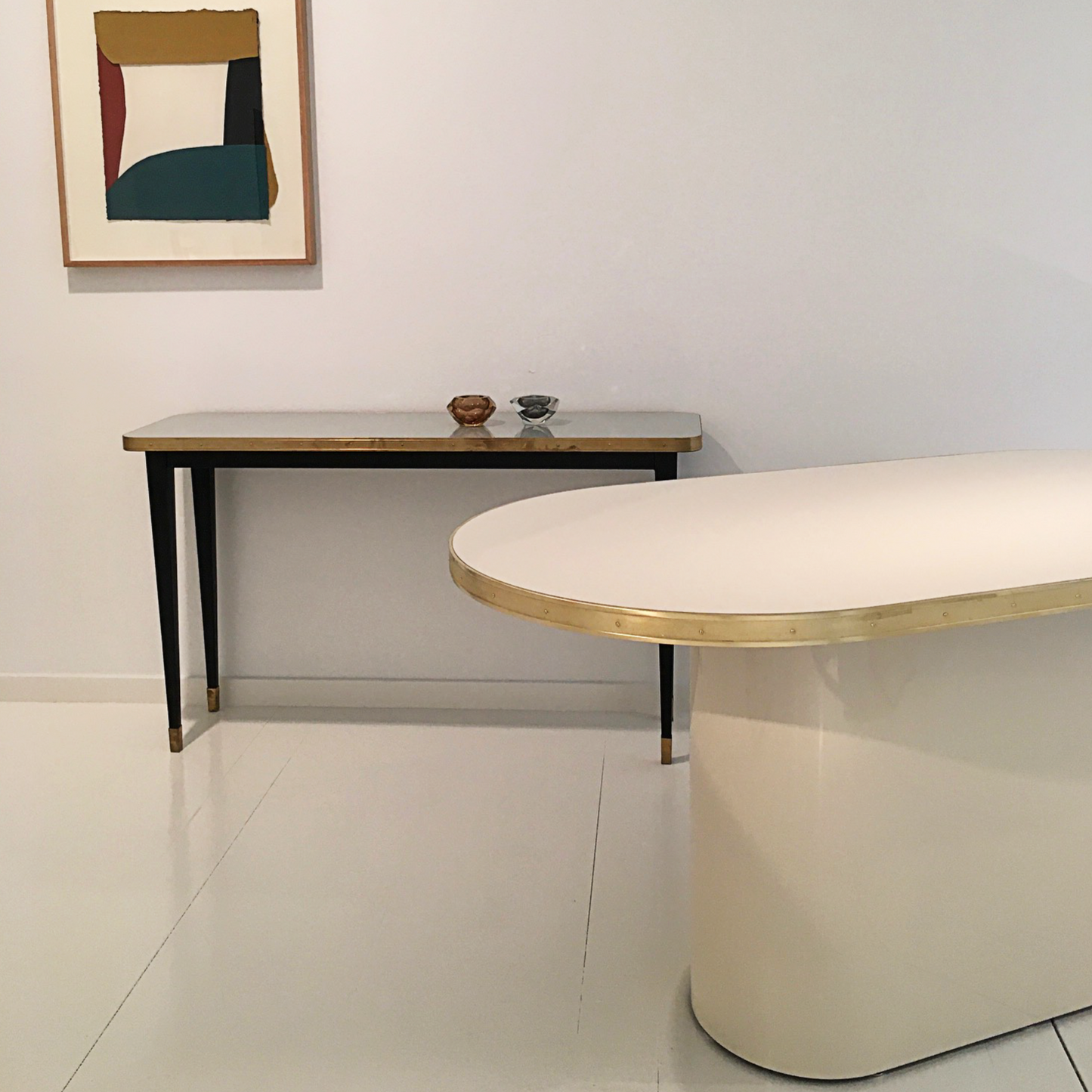 Console de la collection Julieta avec détails personnalisables en laiton d'inspiration années 50