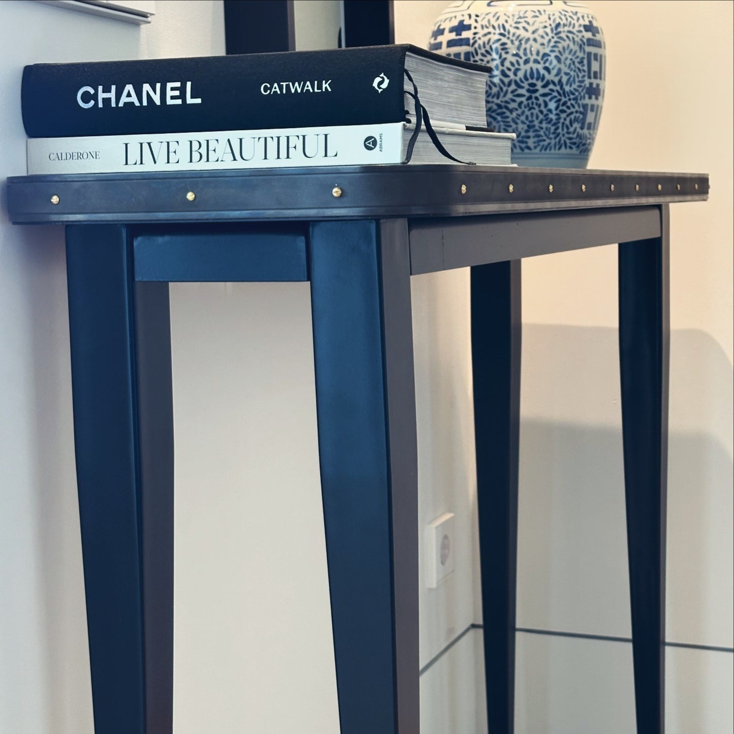 Console de la collection Julieta avec détails personnalisables en laiton d'inspiration années 50