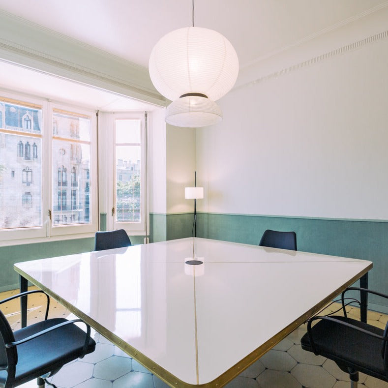 Tables de travail personnalisées en stratifié brillant et accents métalliques