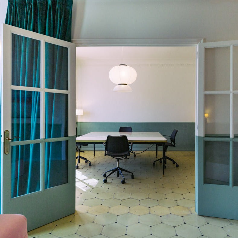 Tables de travail personnalisées en stratifié brillant et accents métalliques