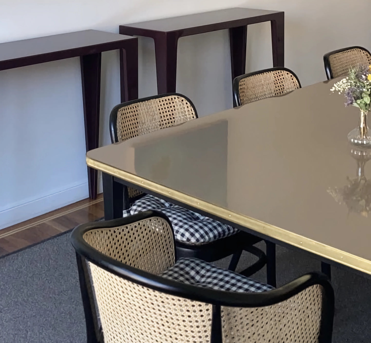 Table Juliette rectangulaire avec pieds coniques brillants et détails en laiton