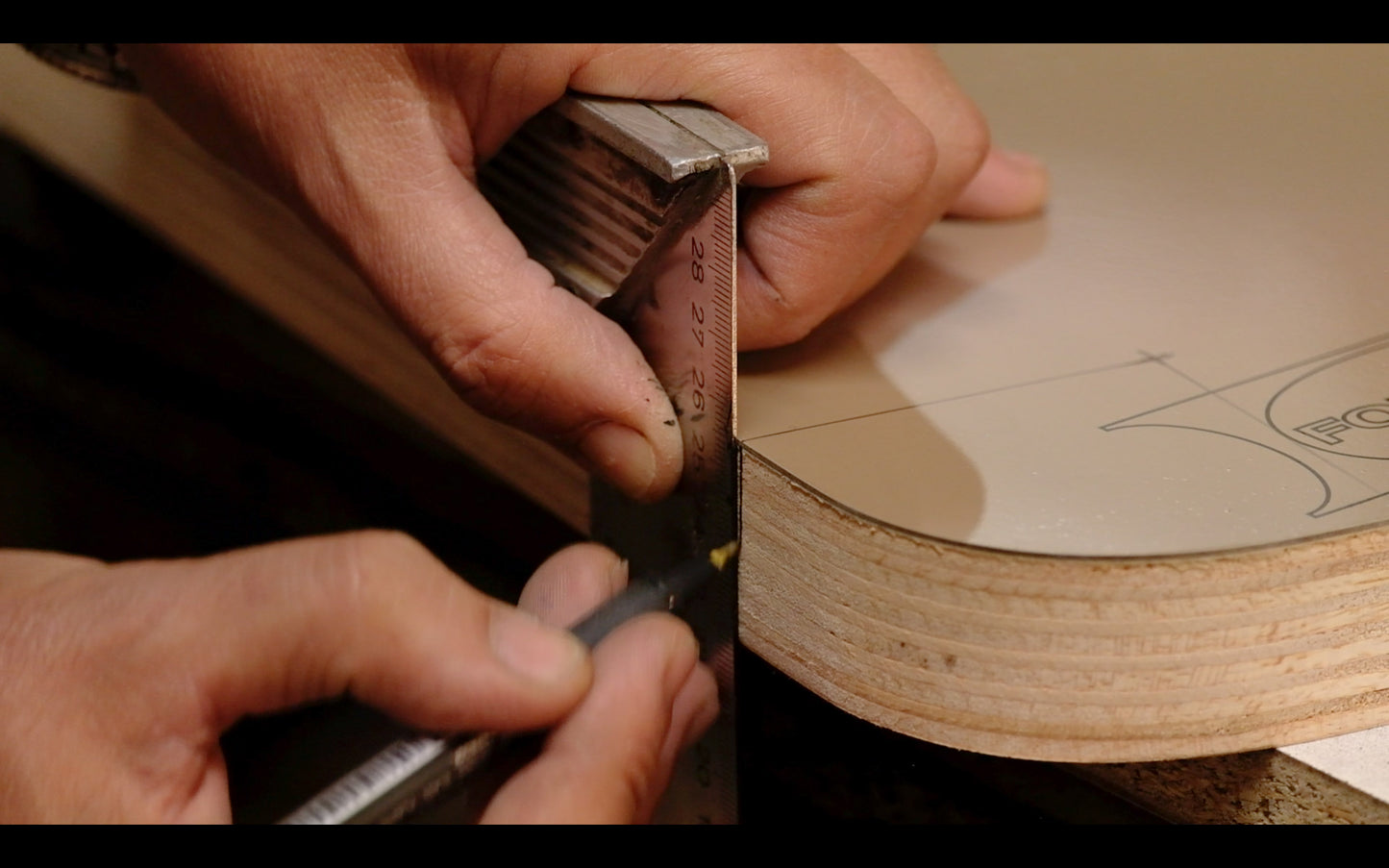 Table Julieta Ovale ou Rectangulaire avec piédestal Personnalisable en Finitions et Dimensions