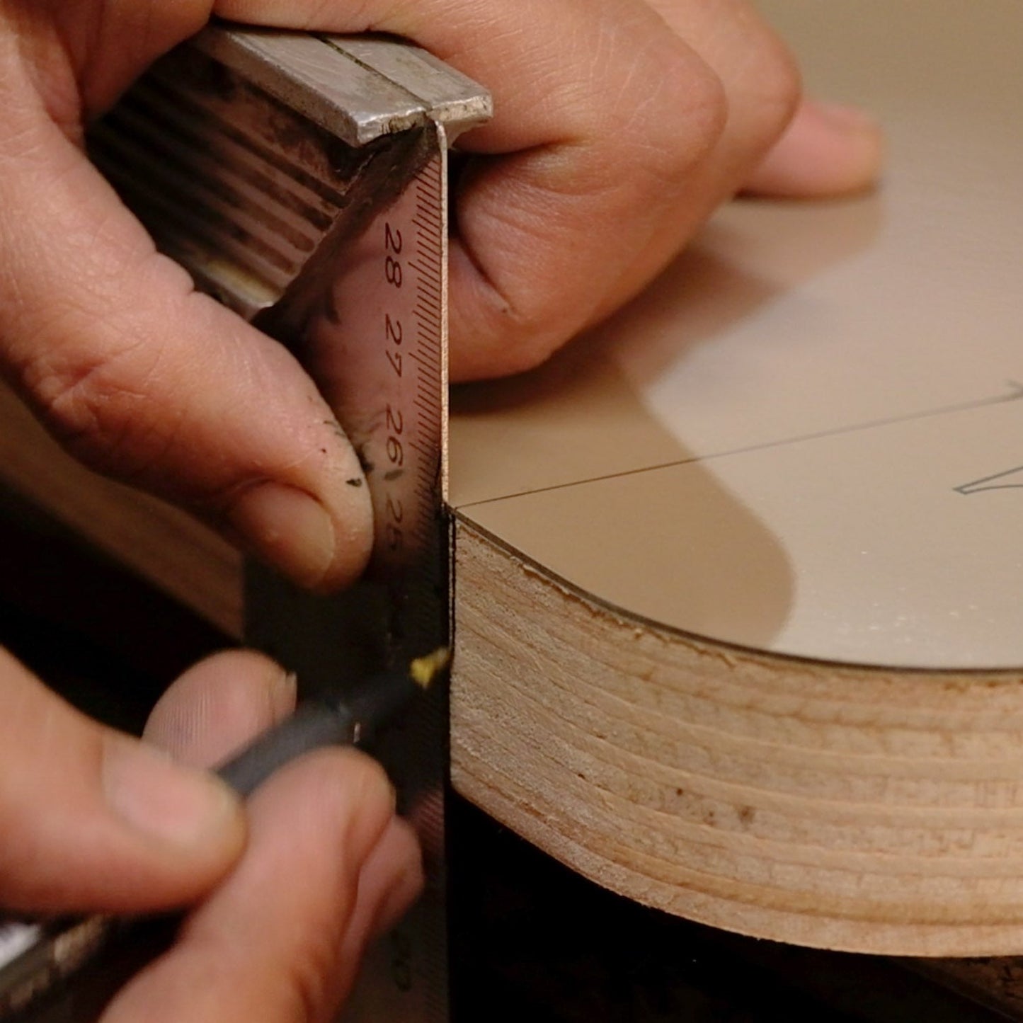 Table Juliette rectangulaire avec pieds coniques brillants et détails en laiton
