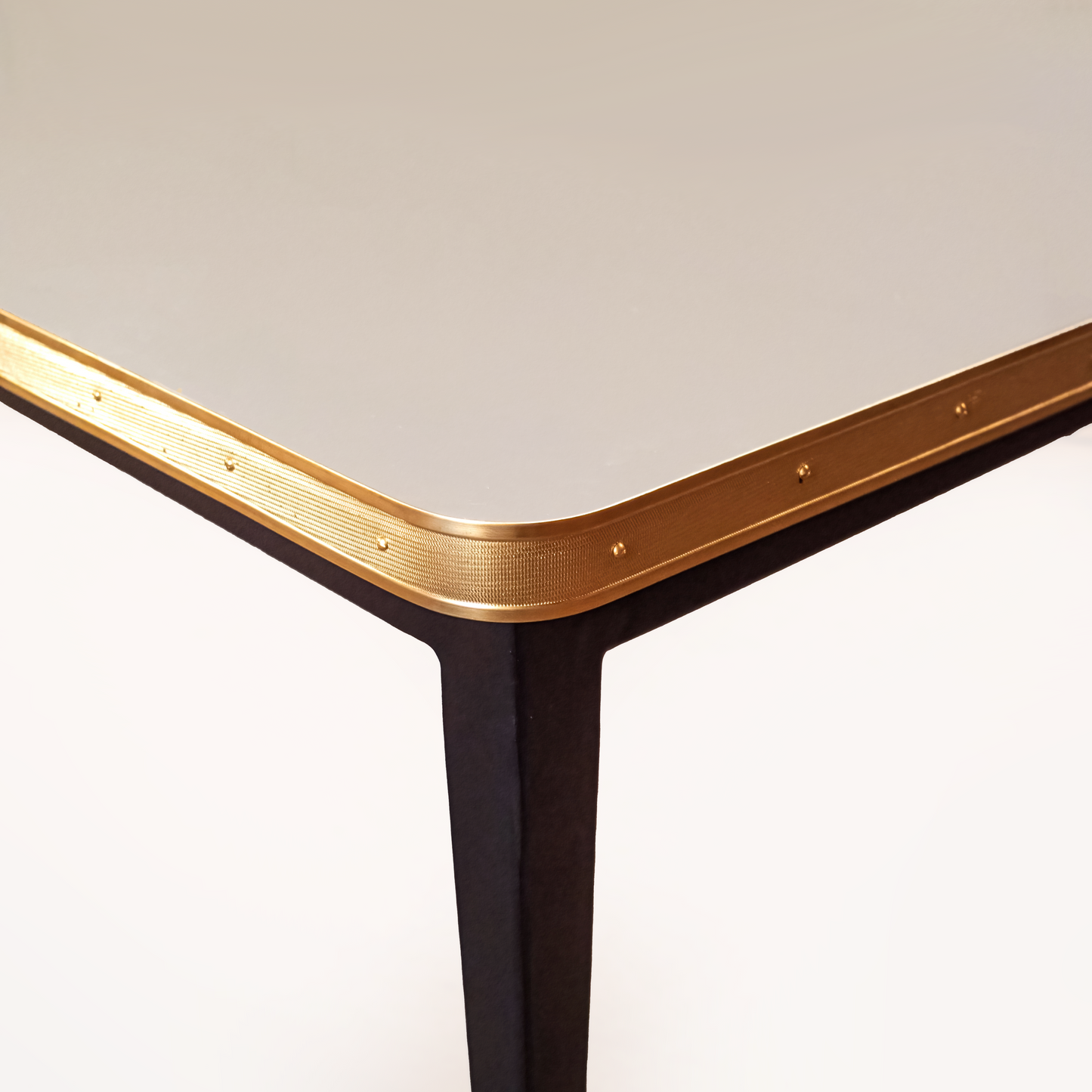 Table Juliette carrée avec pieds coniques brillants et détails en laiton