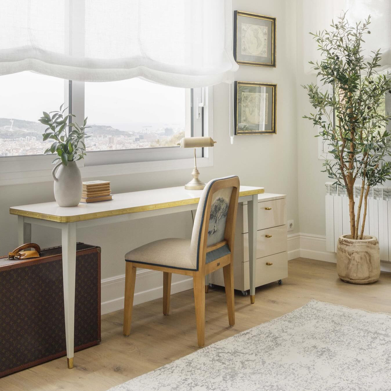 Console de la collection Julieta avec détails personnalisables en laiton d'inspiration années 50