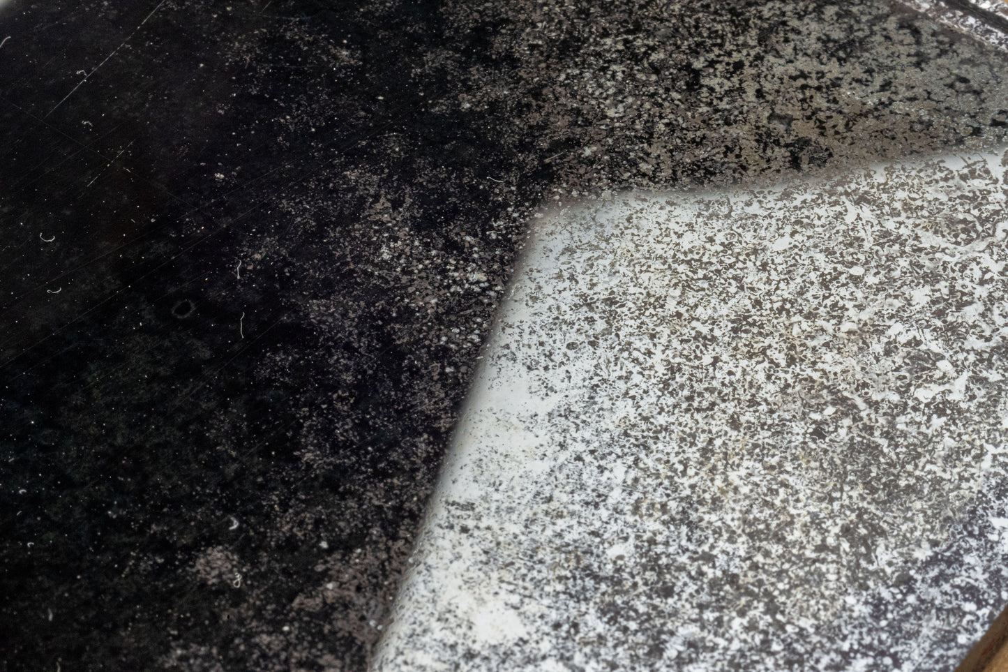 Miroir Prusse de style classique avec cadre en laiton personnalisable