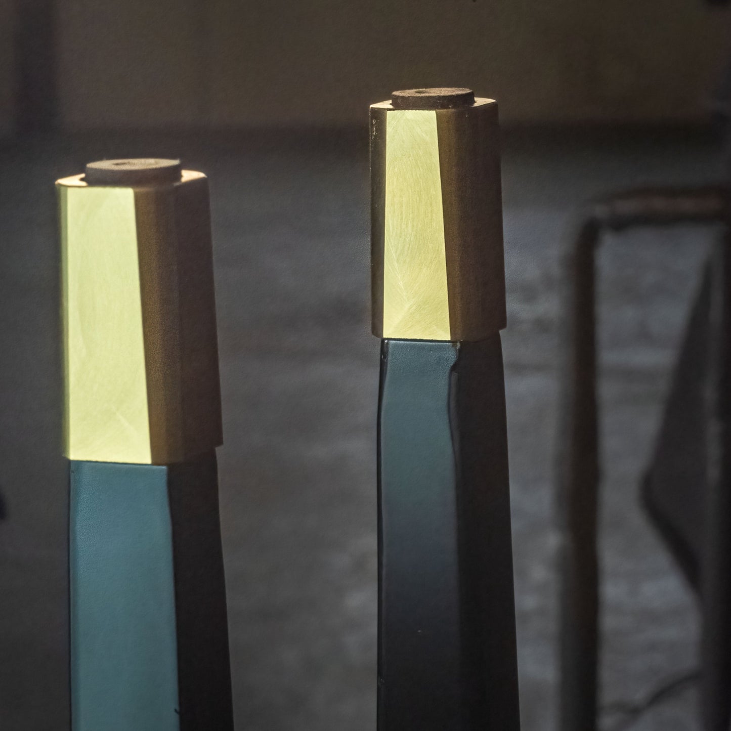 Table basse Collection Julieta Style Mid-Century avec détails en laiton