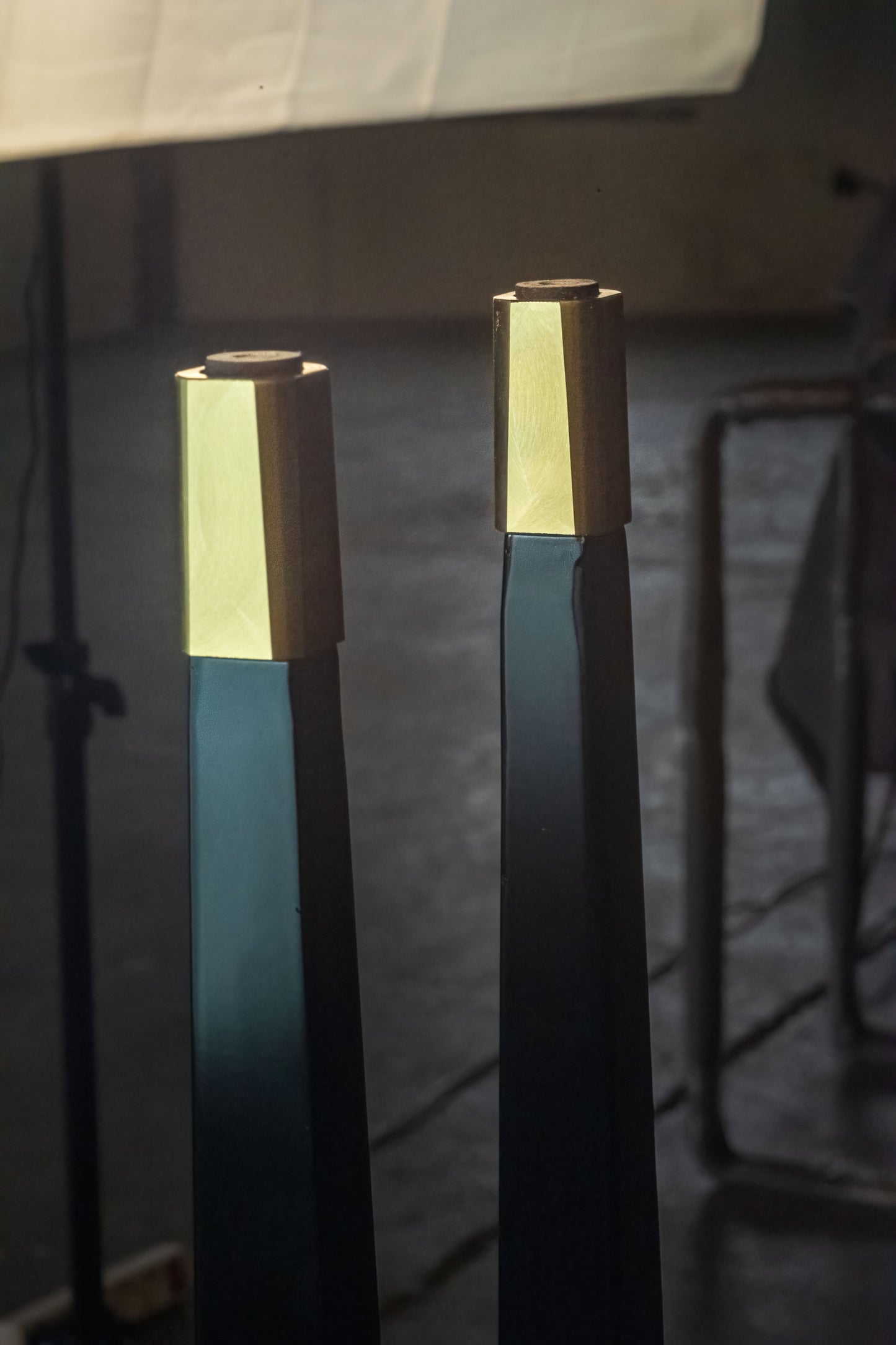 Table ronde Juliette avec pieds coniques brillants et détails en laiton