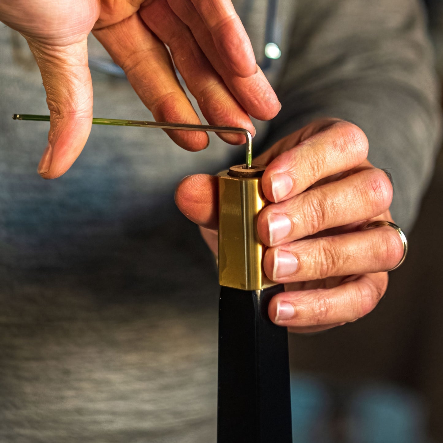 Console de la collection Julieta avec détails personnalisables en laiton d'inspiration années 50