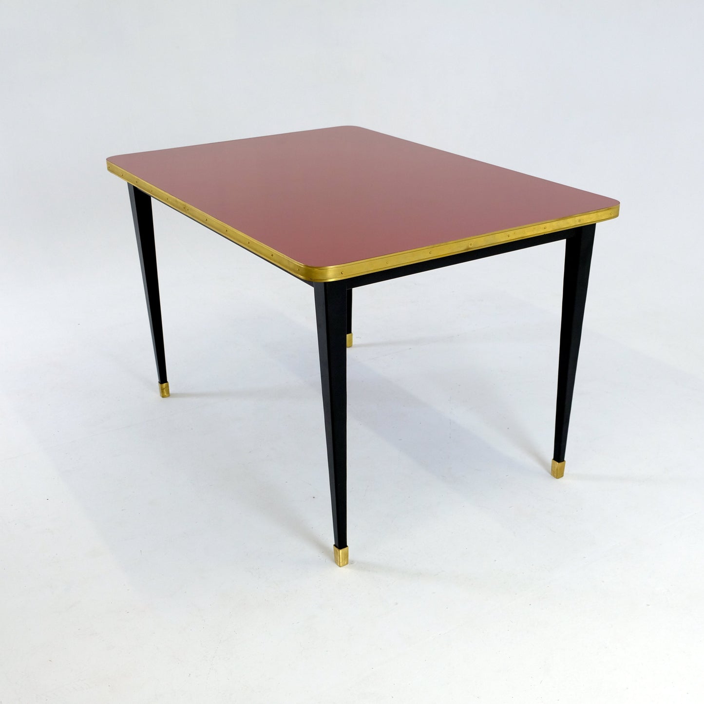 Tables de travail personnalisées en stratifié brillant et accents métalliques