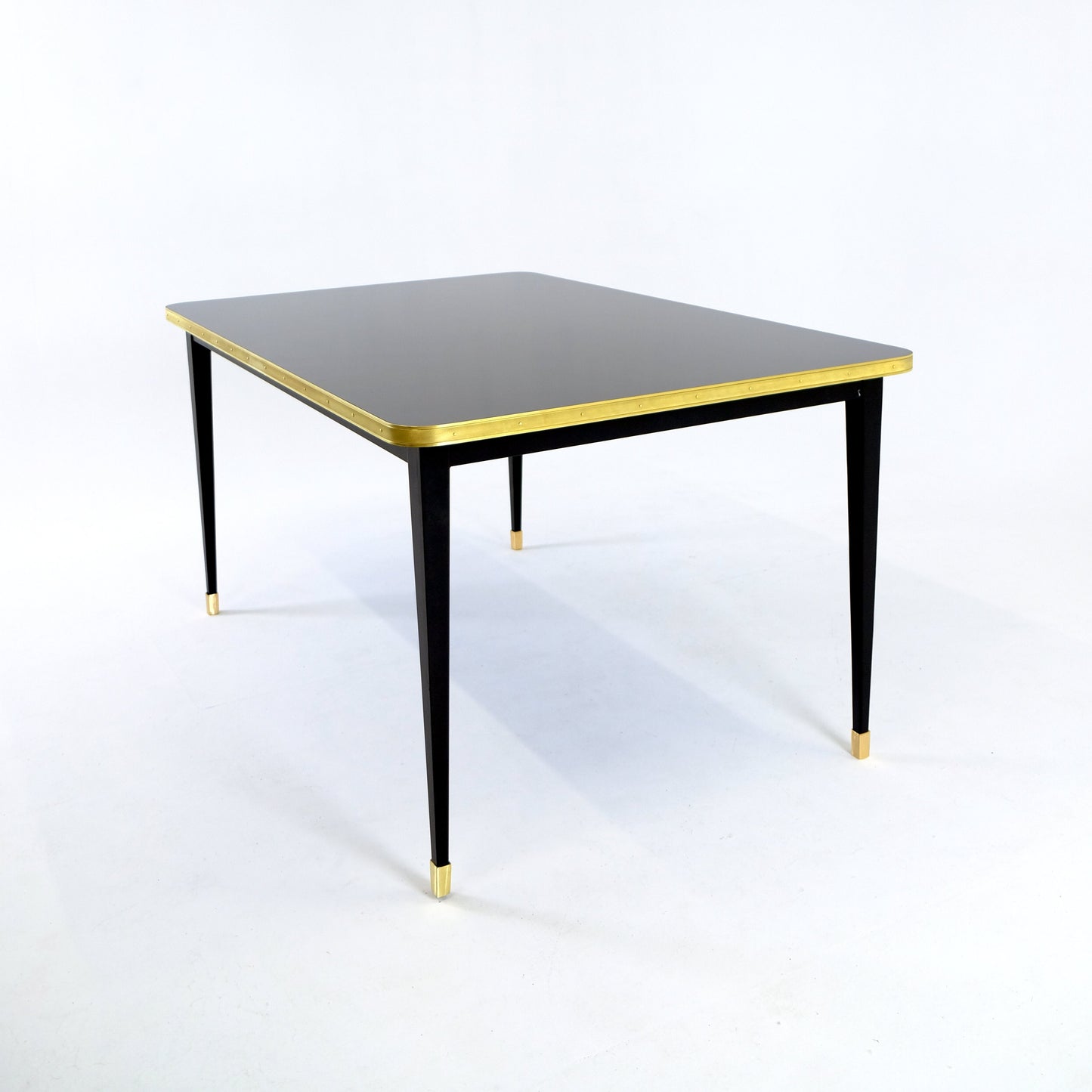 Tables de travail personnalisées en stratifié brillant et accents métalliques