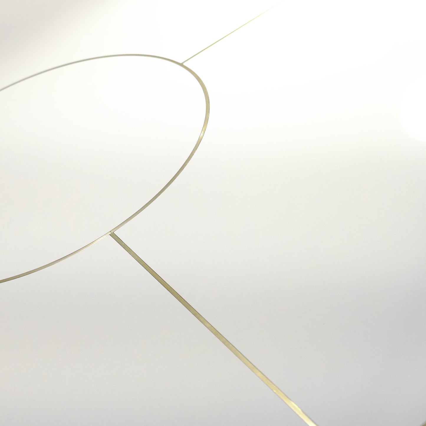 Table carrée Malibu Inspiration rétro du milieu du siècle Détails en laiton ou en acier Personnalisable