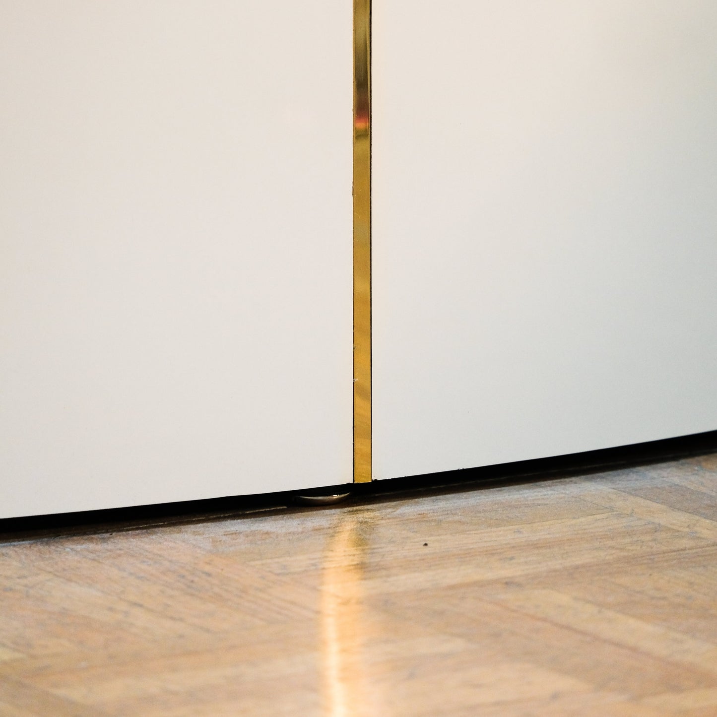 Console de la collection Julieta avec détails en laiton et base centrale personnalisable