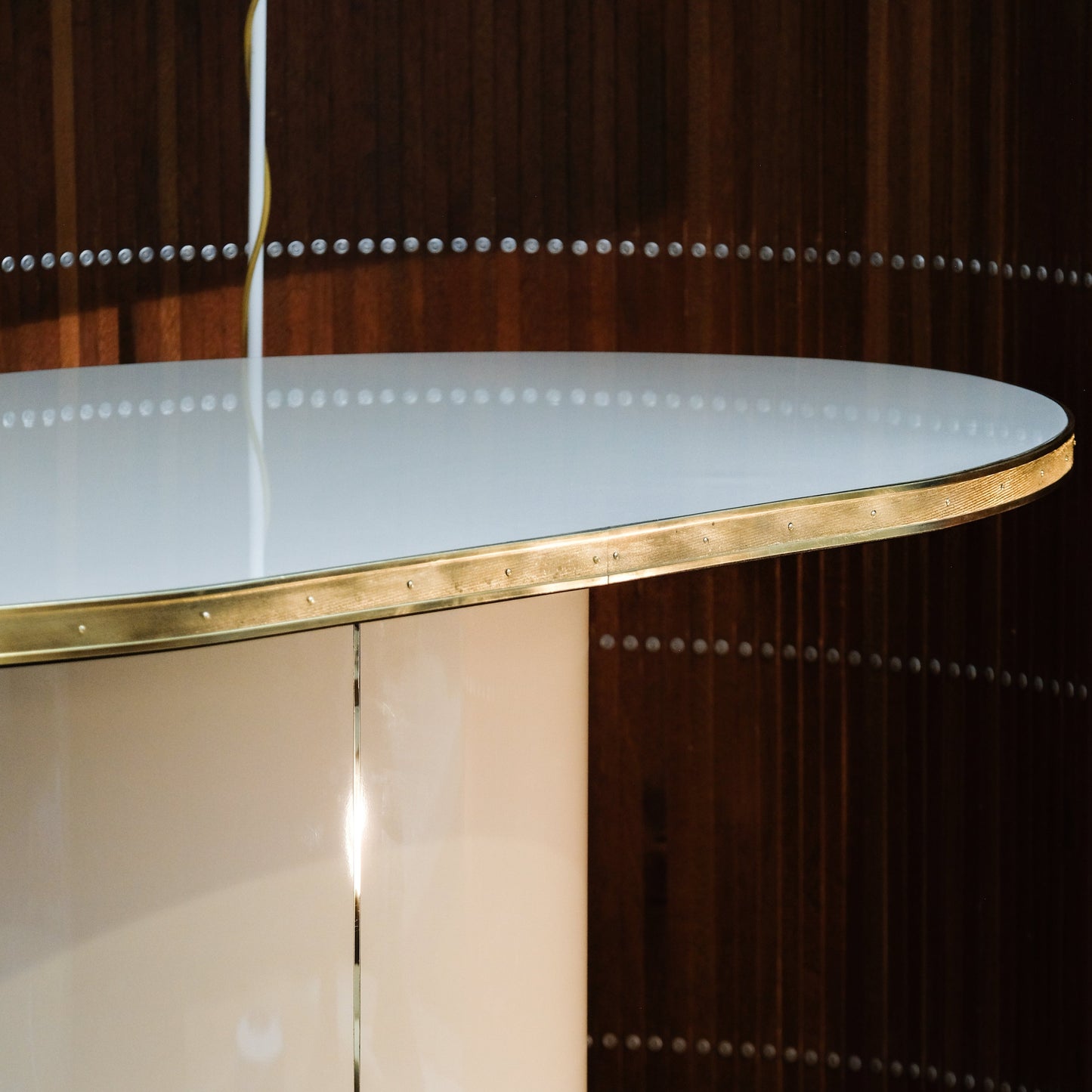 Console de la collection Julieta avec détails en laiton et base centrale personnalisable