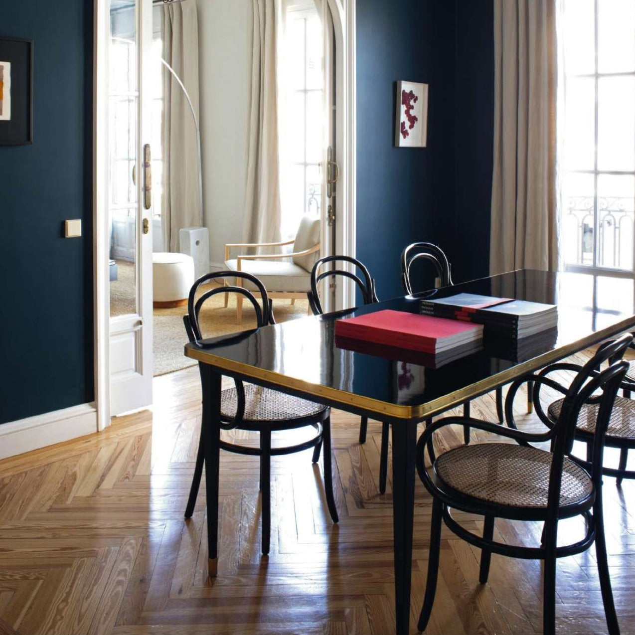 Tables de travail personnalisées en stratifié brillant et accents métalliques