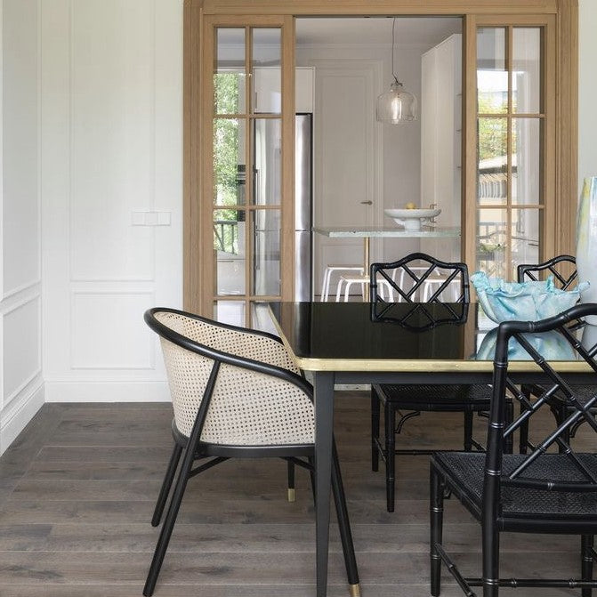 Table Juliette carrée avec pieds coniques brillants et détails en laiton