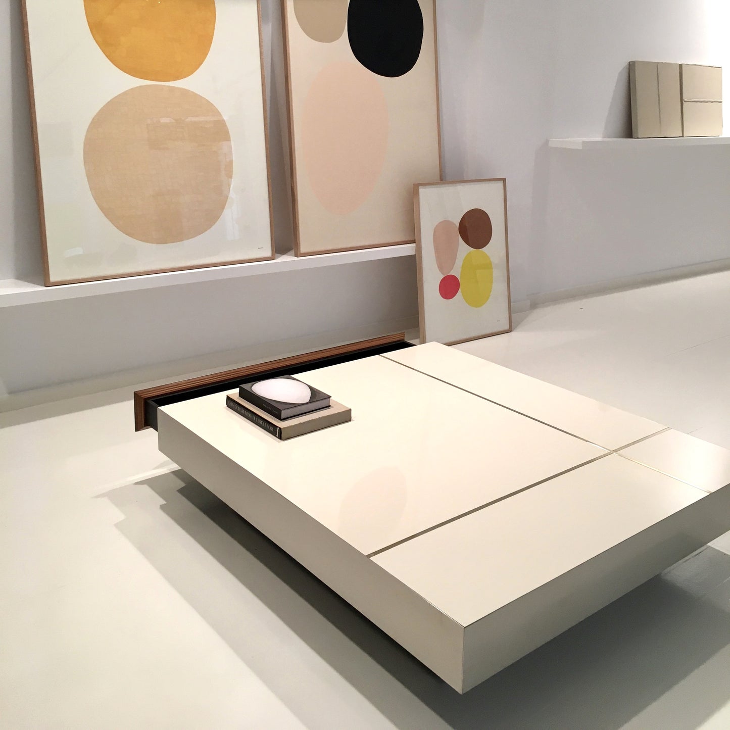 Table basse Malibu Stratifié brillant et laiton Inspiration années 70