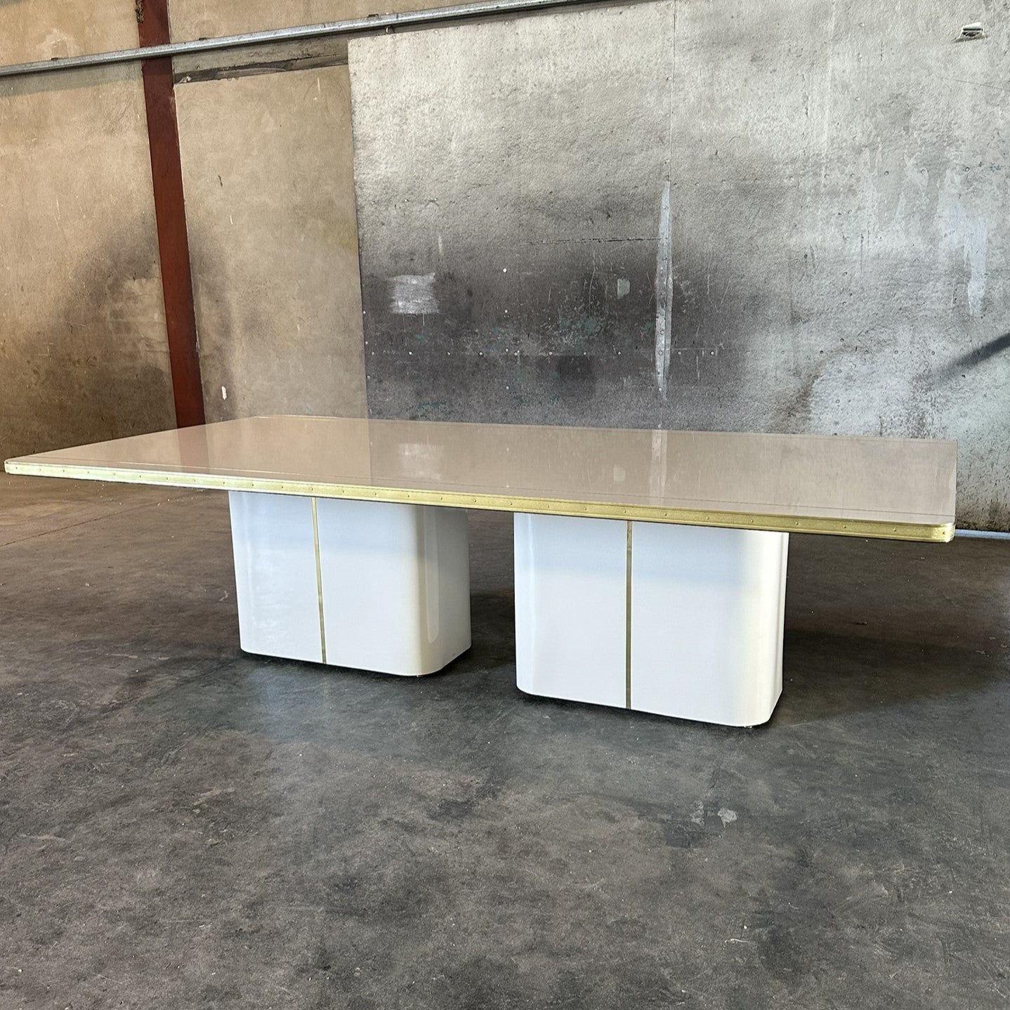 Tables de travail personnalisées en stratifié brillant et accents métalliques