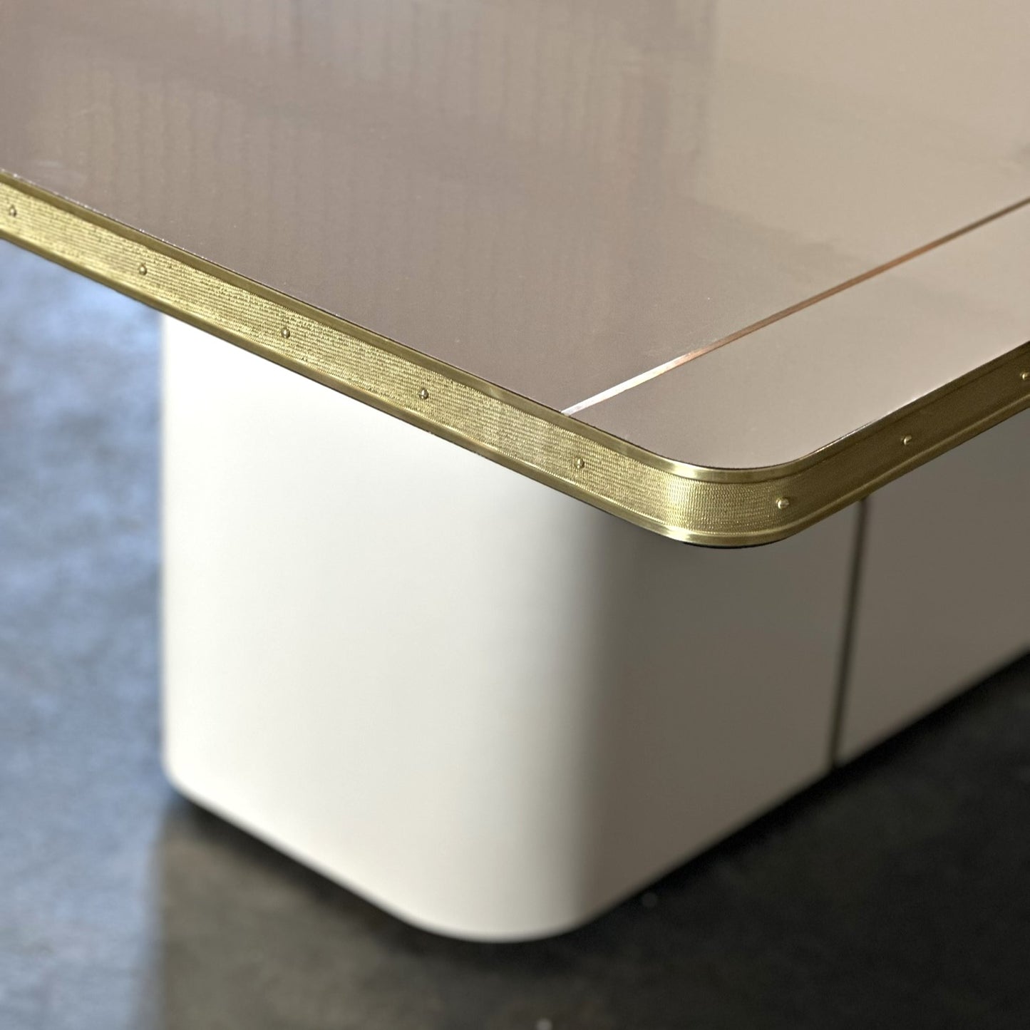 Tables de travail personnalisées en stratifié brillant et accents métalliques