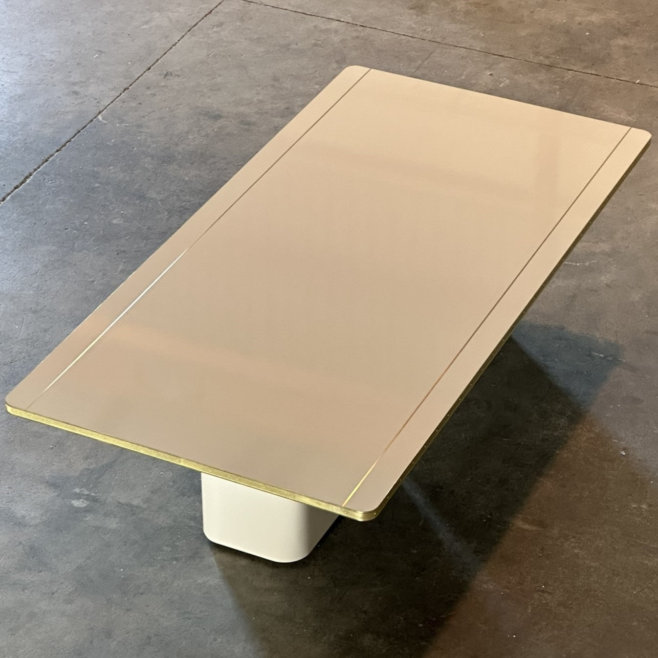 Tables de travail personnalisées en stratifié brillant et accents métalliques