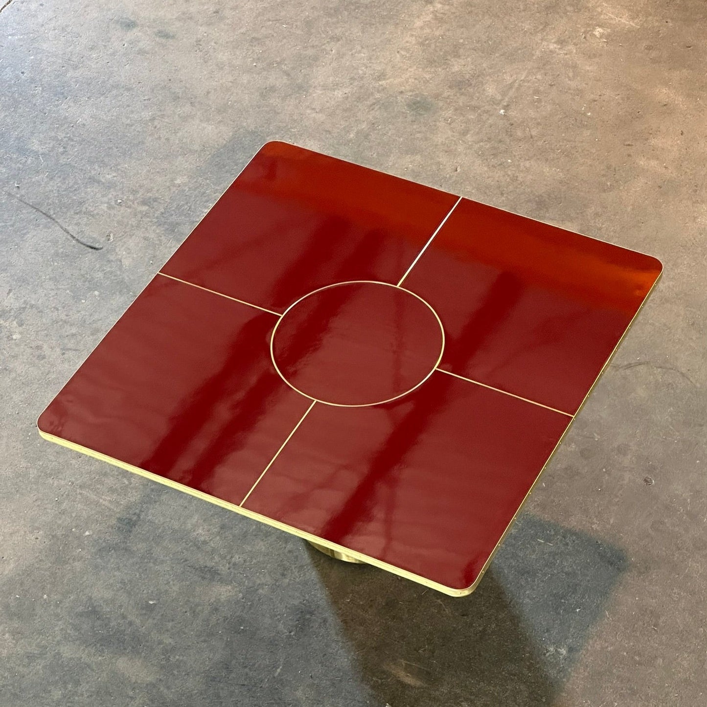 Table carrée Malibu Inspiration rétro du milieu du siècle Détails en laiton ou en acier Personnalisable