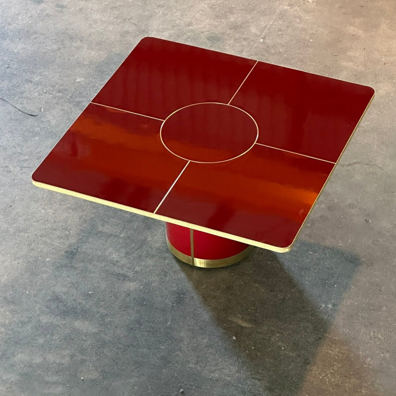 Table carrée Julieta Table centrale en métal et brillant avec base centrale