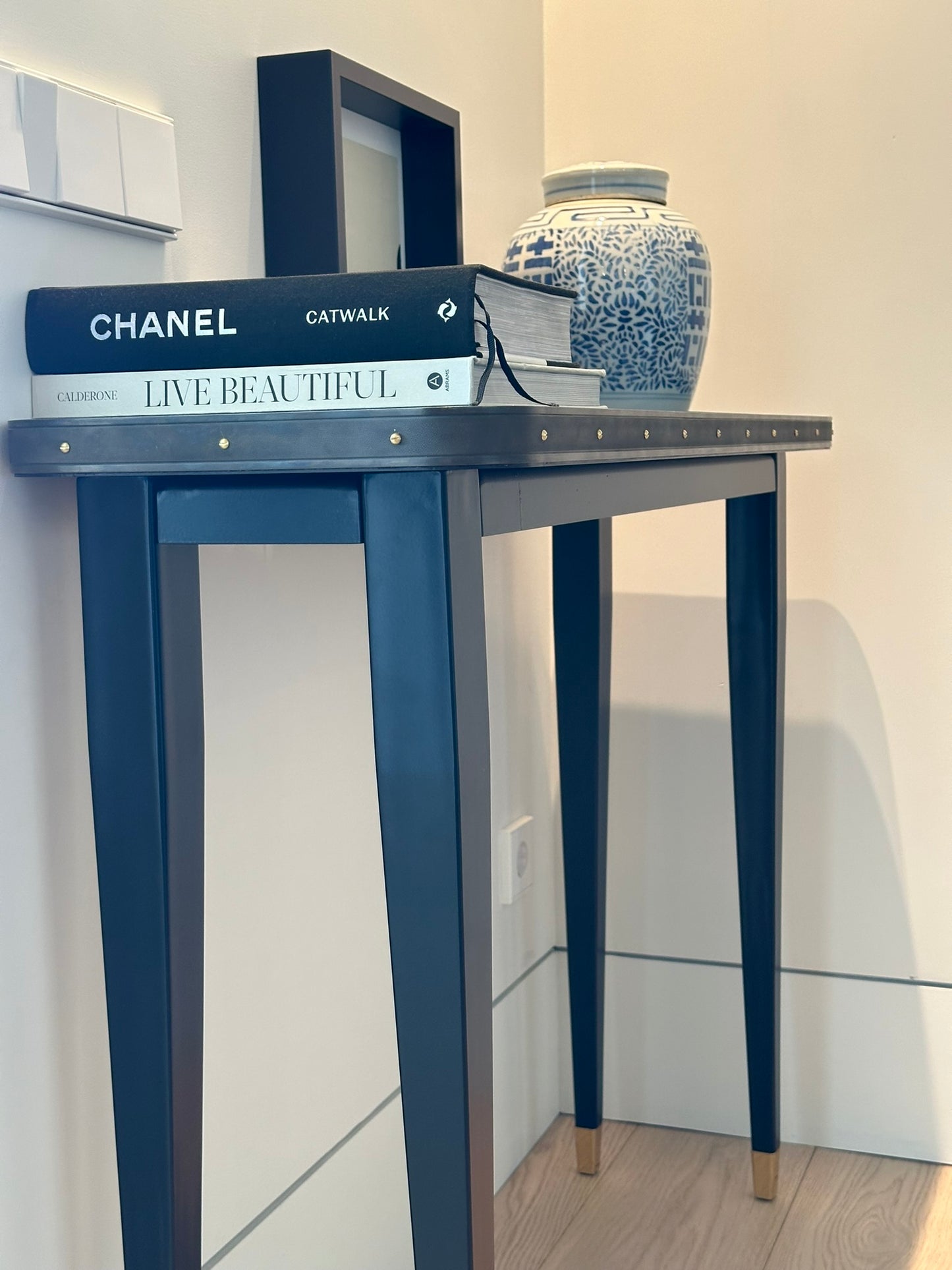 Console de la collection Julieta avec détails personnalisables en laiton d'inspiration années 50