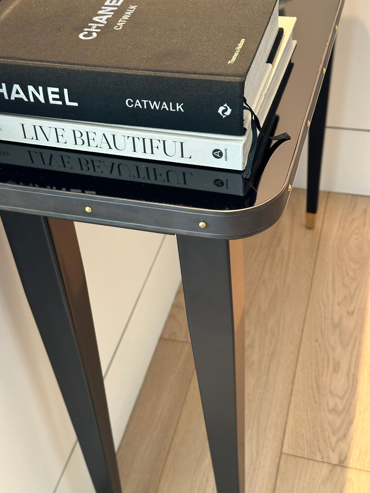 Console de la collection Julieta avec détails personnalisables en laiton d'inspiration années 50