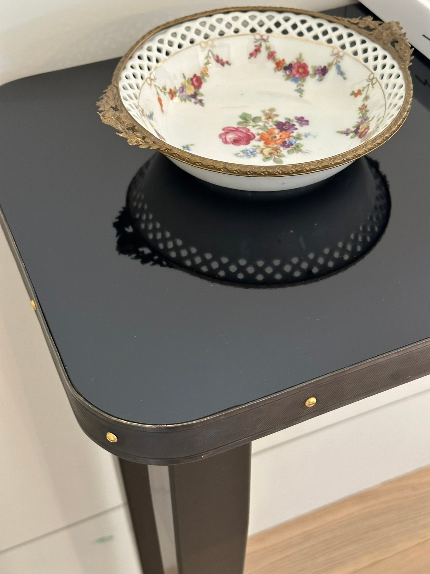 Console de la collection Julieta avec détails personnalisables en laiton d'inspiration années 50